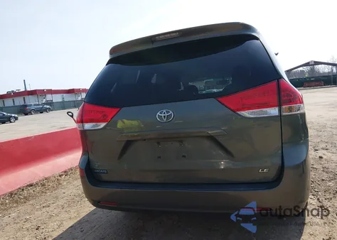 2012 Toyota Sienna Le V6 8 Passenger z USA, uszkodzony, nr VIN 5TDKK3DC6CS182622